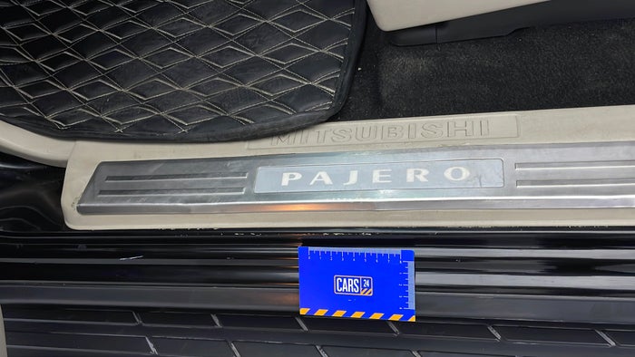 MITSUBISHI PAJERO-Running Board LHS Dent