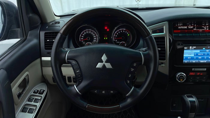 MITSUBISHI PAJERO-Steering Wheel Close-up