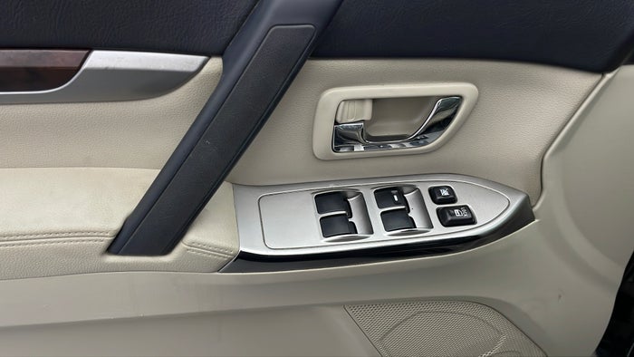 MITSUBISHI PAJERO-Door Interior LHS front Color Fade