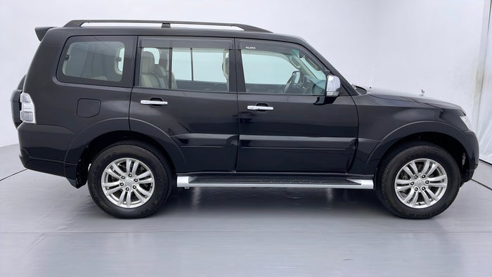 MITSUBISHI PAJERO-Right Side View