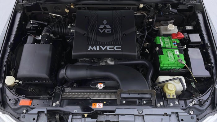 MITSUBISHI PAJERO-Engine Bonet View