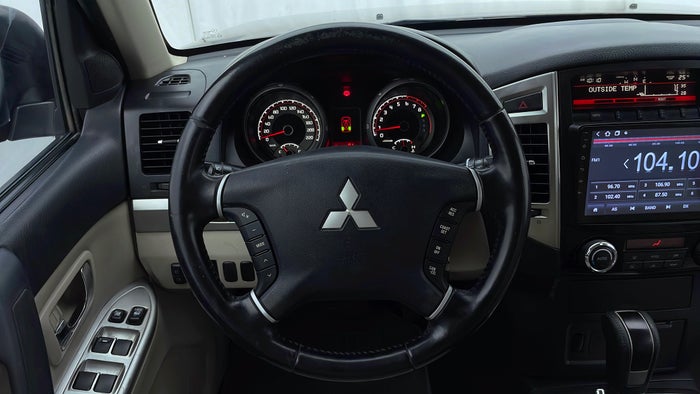 MITSUBISHI PAJERO-Steering Wheel Close-up