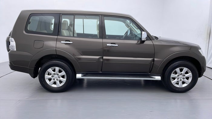 MITSUBISHI PAJERO-Right Side View