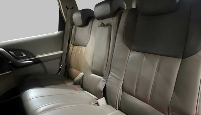 2015 Mahindra XUV500 W8 1.99, Diesel, Manual, 98,504 km, Right Side Rear Door Cabin