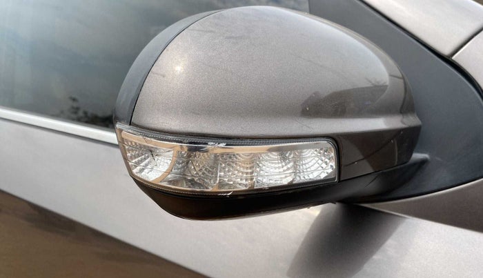 2019 Mahindra XUV500 W11, Diesel, Manual, 83,636 km, Right rear-view mirror - Indicator light has minor damage