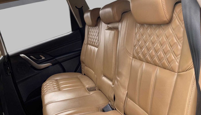 2019 Mahindra XUV500 W11, Diesel, Manual, 83,636 km, Right Side Rear Door Cabin
