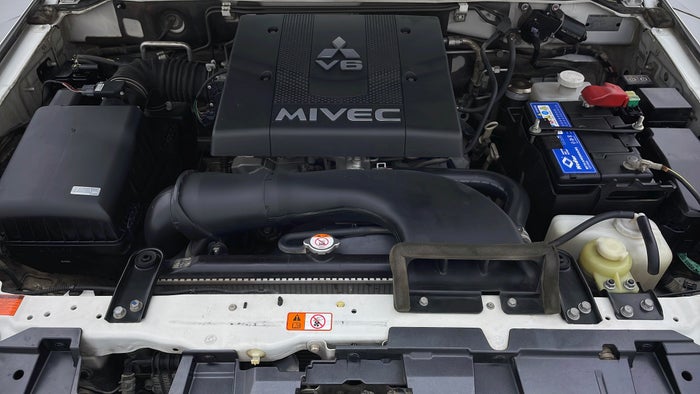 MITSUBISHI PAJERO-Engine Bonet View
