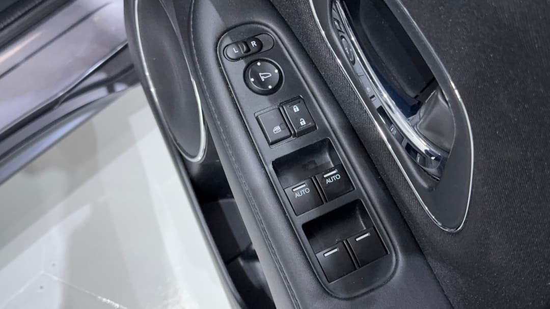 2017 Honda HR-V Vti-s, Automatic, 85115 km, Drivers Side Door Panel Controls