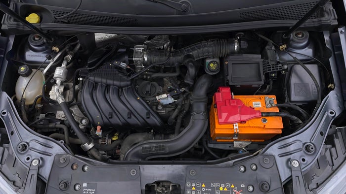 RENAULT DUSTER-Engine Bonet View