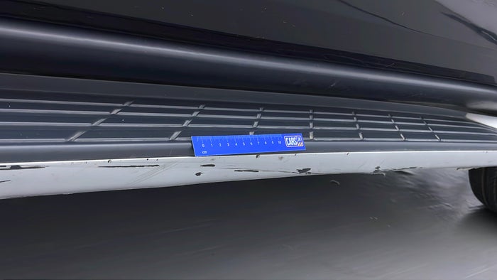 MITSUBISHI PAJERO-Running Board RHS Scratch