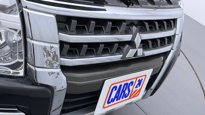 MITSUBISHI PAJERO-Grill Broken