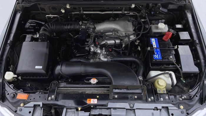 MITSUBISHI PAJERO-Engine Bonet View