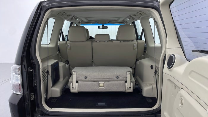 MITSUBISHI PAJERO-Boot Inside View