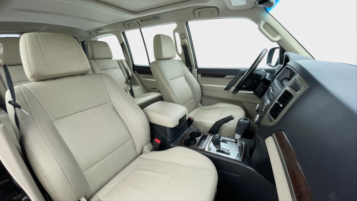 MITSUBISHI PAJERO-Right Side Front Door Cabin View
