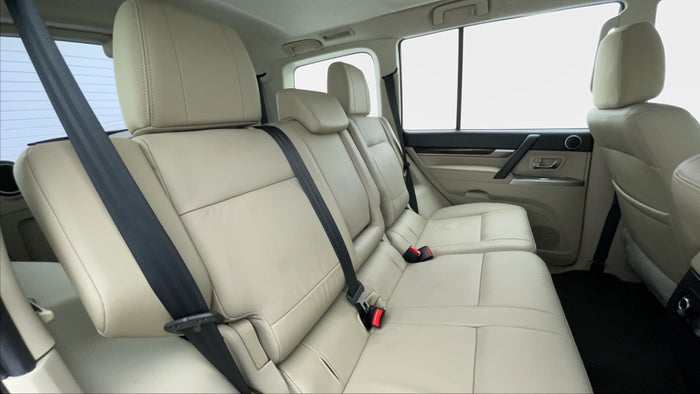 MITSUBISHI PAJERO-Right Side Door Cabin View