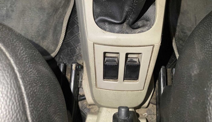 2019 Maruti Alto LXI, Petrol, Manual, 27,760 km, Left front window switch / handle - Minor damage
