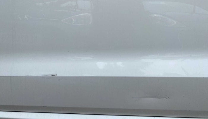 2016 Volkswagen Ameo HIGHLINE 1.2, Petrol, Manual, 36,280 km, Front passenger door - Minor scratches
