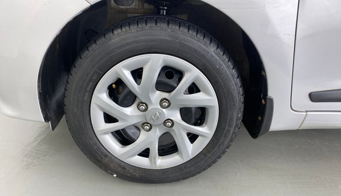 2017 Hyundai Grand i10 SPORTZ (O) 1.2 KAPPA VTVT, Petrol, Manual, 37,646 km, Left front tyre - Minor crack