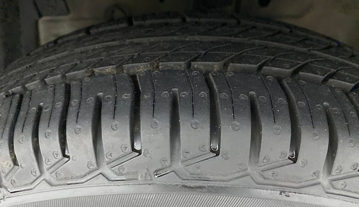 2017 Maruti Swift VXI, Petrol, Manual, 56,657 km, Left Front Tyre Tread