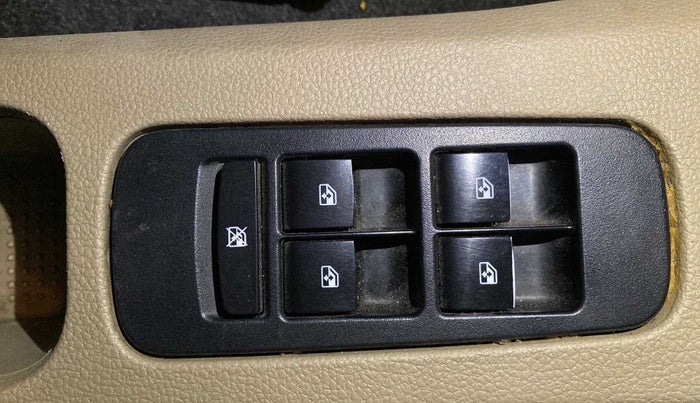 2017 Mahindra TUV300 T10, Diesel, Manual, 90,826 km, Left front window switch / handle - Power window makes minor noise