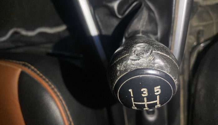 2018 Maruti Swift VXI, Petrol, Manual, 44,625 km, Gear lever - Knob has minor damage
