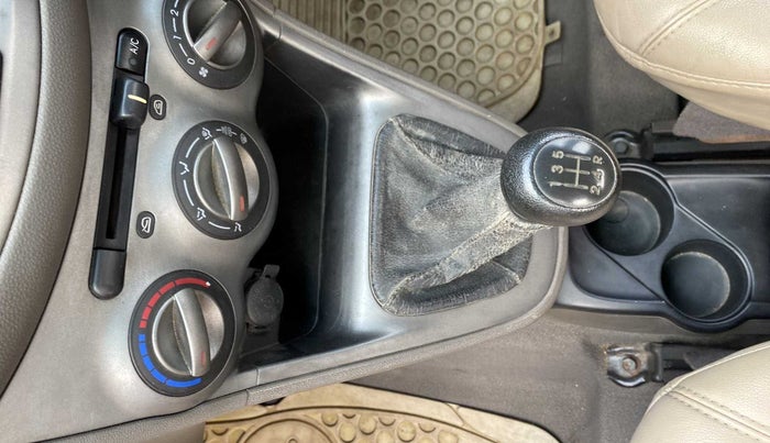 2010 Hyundai i10 MAGNA 1.2, Petrol, Manual, 43,922 km, Gear lever - Boot cover slightly torn