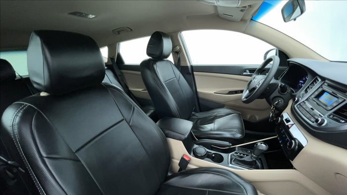 HYUNDAI TUCSON-Right Side Front Door Cabin View