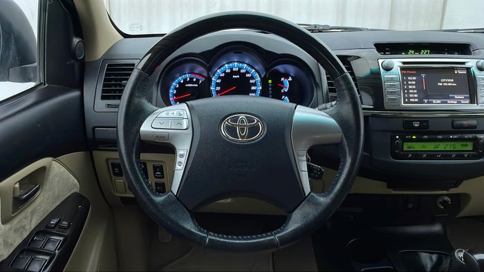 TOYOTA FORTUNER-Steering Wheel Close-up
