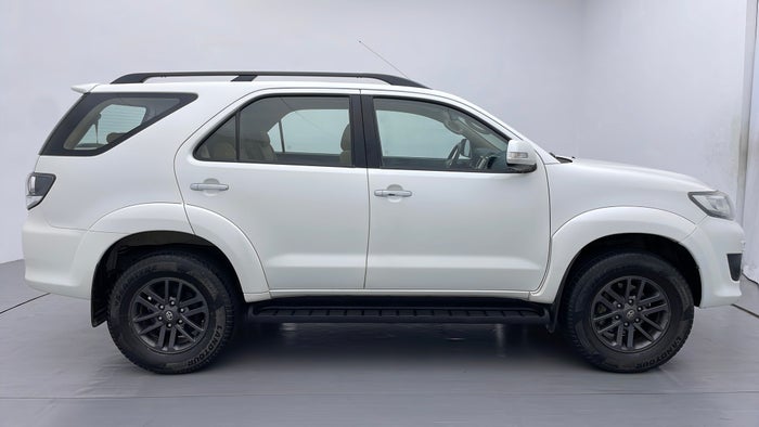 TOYOTA FORTUNER-Right Side View