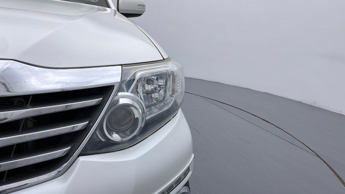 TOYOTA FORTUNER-Head Light LHS Fading