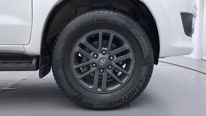 TOYOTA FORTUNER-Right Front Tyre