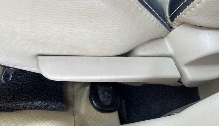 2019 Toyota Etios Liva V DUAL TONE, Petrol, Manual, 40,853 km, Front left seat (passenger seat) - Seat adjuster not functional