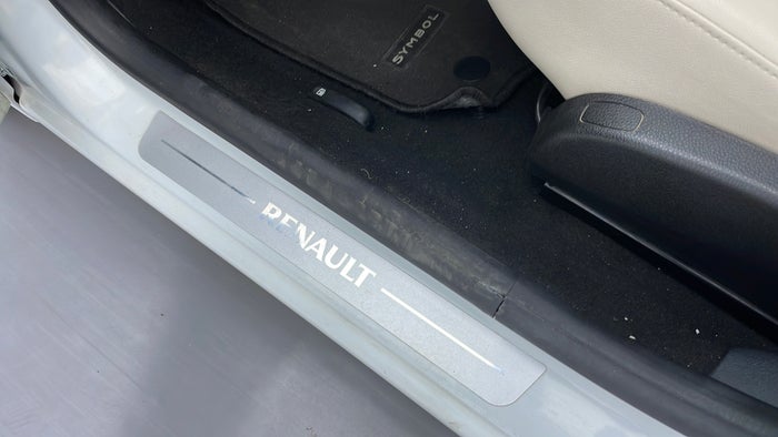 RENAULT SYMBOL-Door Exterior LHS Front Door Beading Missing/Broken