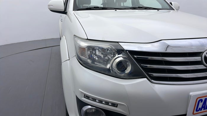 TOYOTA FORTUNER-Head Light RHS Fading