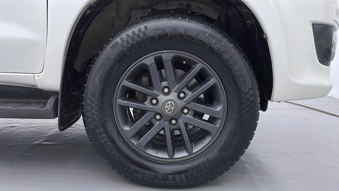 TOYOTA FORTUNER-Right Front Tyre