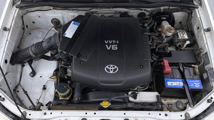 TOYOTA FORTUNER-Engine Bonet View