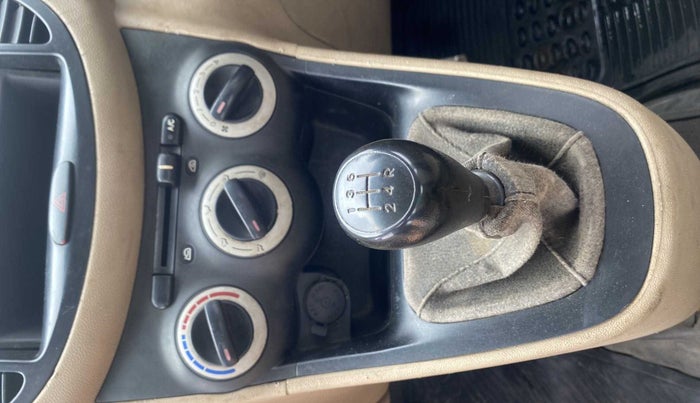 2010 Hyundai i10 MAGNA 1.2, Petrol, Manual, 17,961 km, Gear lever - Boot cover slightly torn