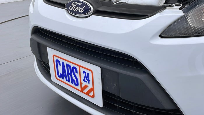 FORD FIESTA-Grill Broken