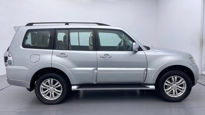 MITSUBISHI PAJERO-Right Side View