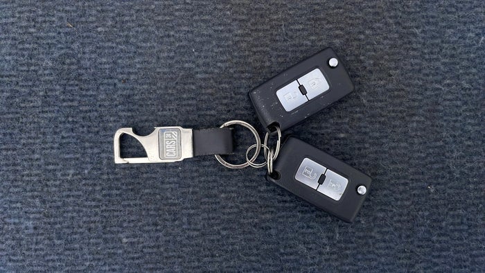 MITSUBISHI PAJERO-Key Close-up