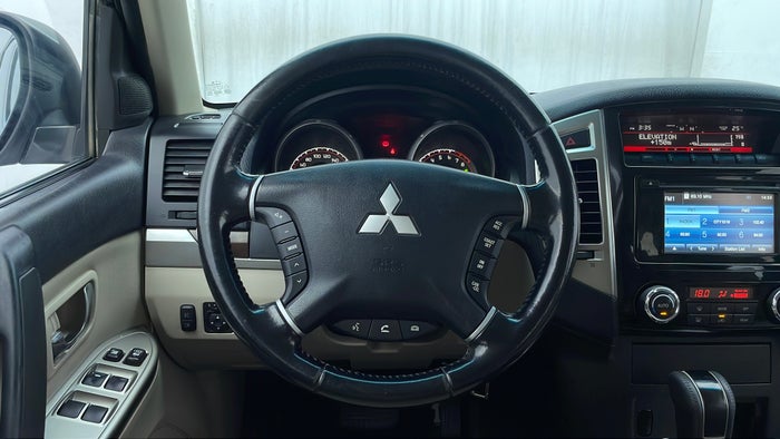 MITSUBISHI PAJERO-Steering Wheel Close-up