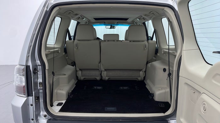 MITSUBISHI PAJERO-Boot Inside View