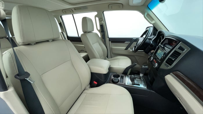 MITSUBISHI PAJERO-Right Side Front Door Cabin View