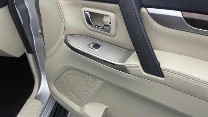 MITSUBISHI PAJERO-Door Interior RHS front Color Fade