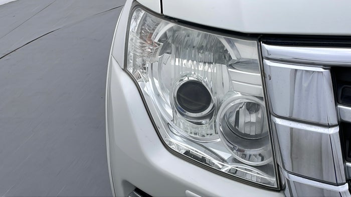 MITSUBISHI PAJERO-Head Light RHS Fading