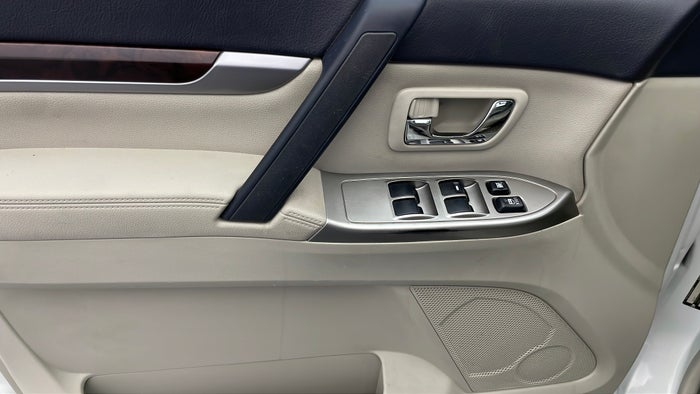MITSUBISHI PAJERO-Door Interior LHS front Color Fade