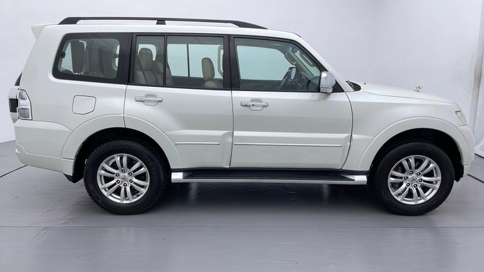 MITSUBISHI PAJERO-Right Side View