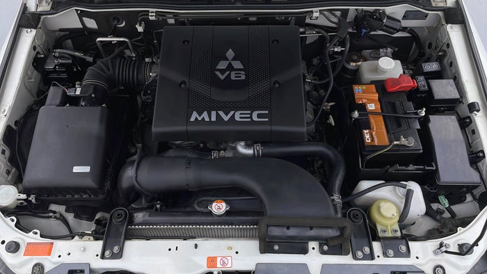 MITSUBISHI PAJERO-Engine Bonet View
