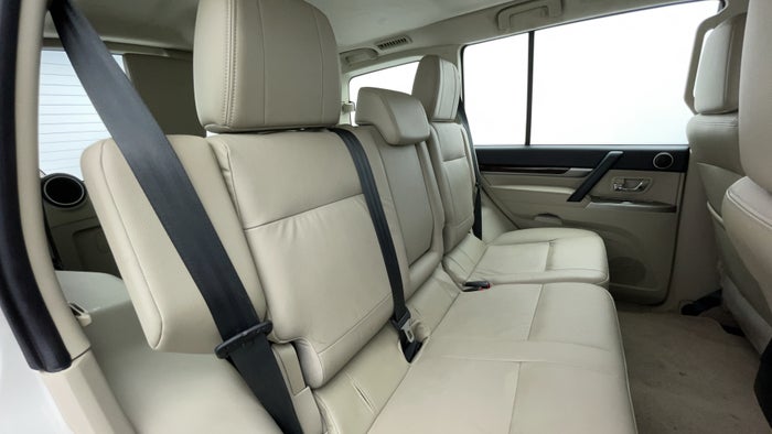 MITSUBISHI PAJERO-Right Side Door Cabin View