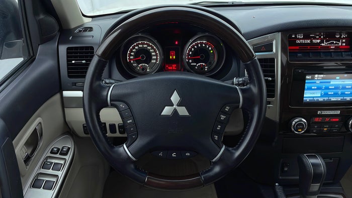 MITSUBISHI PAJERO-Steering Wheel Close-up